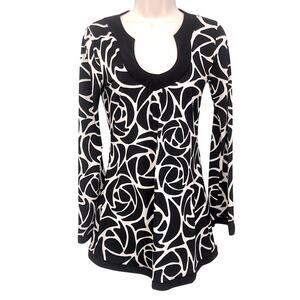 White House Black Market Black White Graphic Print Scoop Neck Tunic Length Top